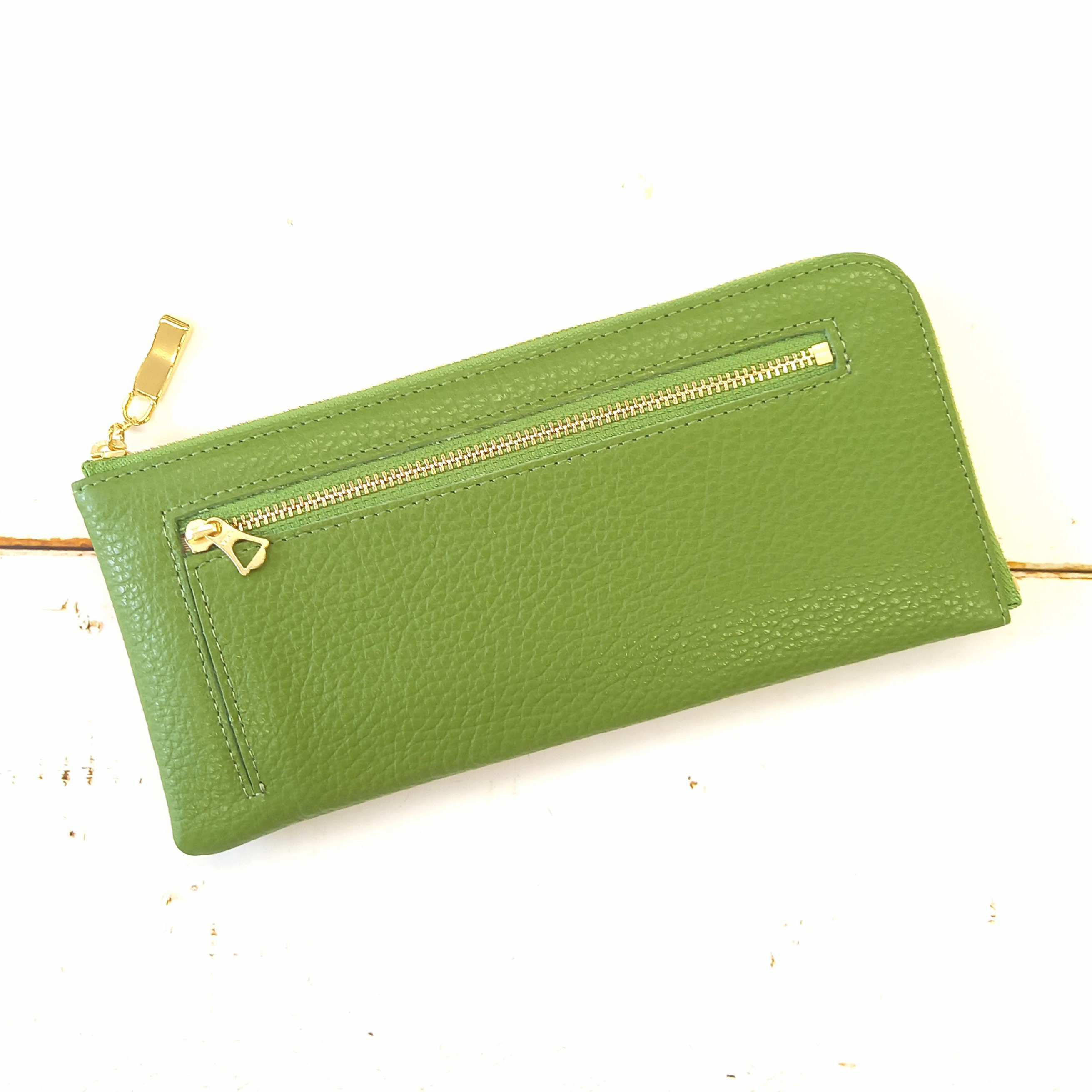 24枚もカードが入るスリム長財布(アップルグリーン) 大容量なのに軽くて薄い！高級イタリアンレザー【かわつむ】皮革