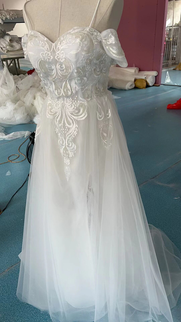 上品！有品位 ウェディングドレス 繊細レース 純白 ソフトチュール 花嫁/結婚式 3枚目の画像