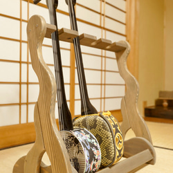 ♪ハンドメイド　沖縄三線スタンド　木製　ブラックカラー 4丁用　匿名配送♪ ♪ハンドメイド 沖縄三線スタンド 木製 ブラックカラー 3丁用