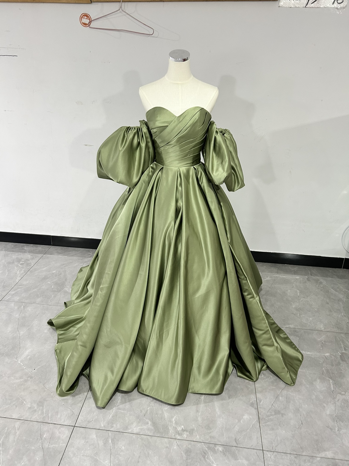 人気上昇！パーティードレス グリーン ベアトップ 背中見せ 取り外し袖 二次会/拳式