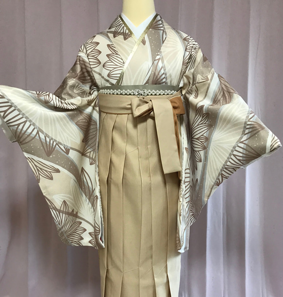 卒業式 着物 二尺袖・ナチュラル 袴・ベージュ色 帯び飾り
