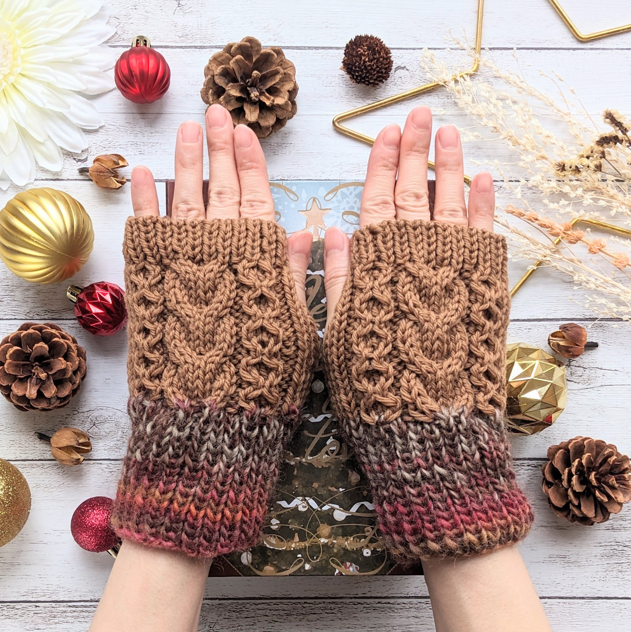 ウールとモヘアのアラン模様ハンドウォーマー