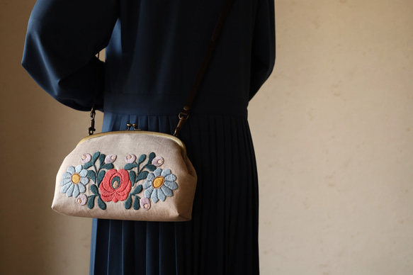 ナチュラルリネン　花刺繍 　バッグ　ポシェット 3枚目の画像