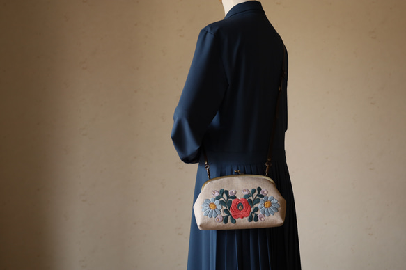 ナチュラルリネン　花刺繍 　バッグ　ポシェット 1枚目の画像