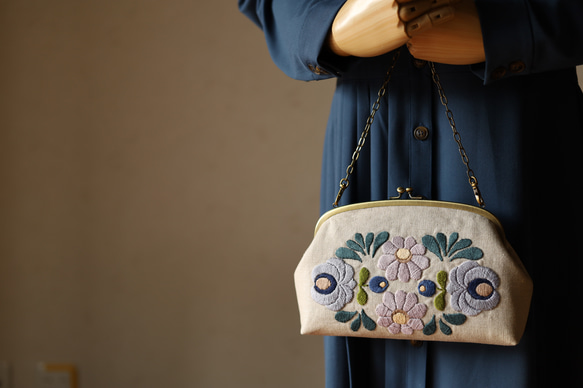 ナチュラルリネン　グレイッシュパープル花刺繍 　バッグ　ポシェット 3枚目の画像