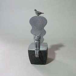 オブジェ「座るネコと鳩」 2枚目の画像