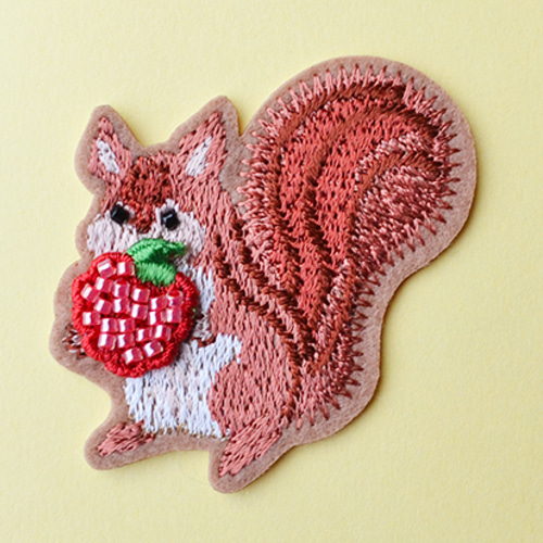 かわいい刺繍ワッペン リスとラズベリー シール付き アップリケ 野島