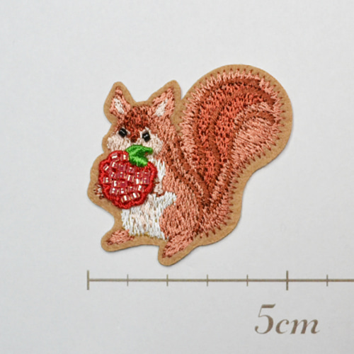 かわいい刺繍ワッペン リスとラズベリー シール付き アップリケ 野島
