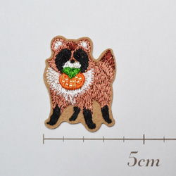 かわいい刺繍ワッペン　タヌキとカキ　シール付き　アップリケ 2枚目の画像