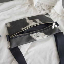 乳牛紋合成皮革單肩包【黑色】環保皮革智慧型手機單肩包 第3張的照片