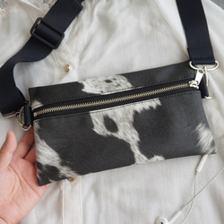 乳牛紋合成皮革單肩包【黑色】環保皮革智慧型手機單肩包 第2張的照片