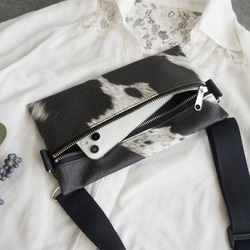 乳牛紋合成皮革單肩包【黑色】環保皮革智慧型手機單肩包 第5張的照片