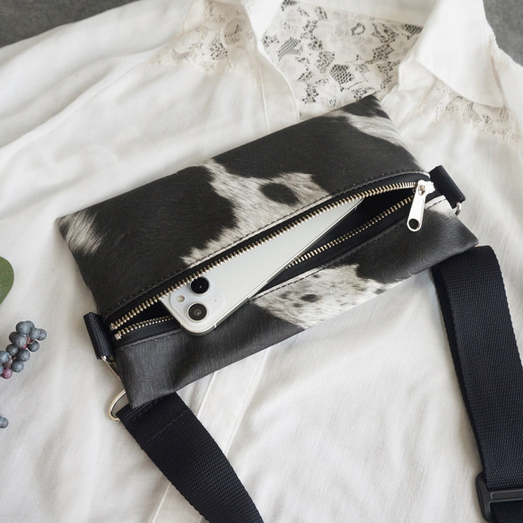 乳牛紋合成皮革單肩包【黑色】環保皮革智慧型手機單肩包 第5張的照片