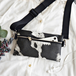 乳牛紋合成皮革單肩包【黑色】環保皮革智慧型手機單肩包 第1張的照片