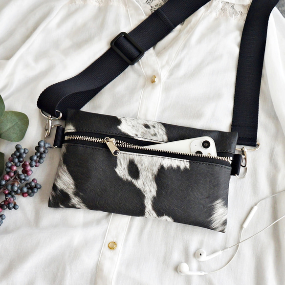 乳牛紋合成皮革單肩包【黑色】環保皮革智慧型手機單肩包 第1張的照片