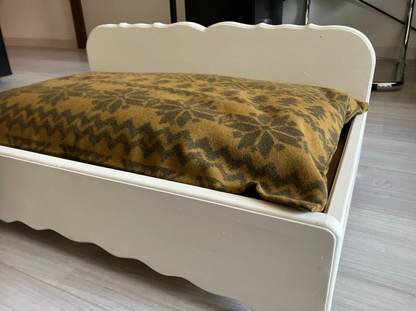 【サンプル価格】木製　ペットベッドと羽毛クッションのセット！　リアルダウン使用 1枚目の画像