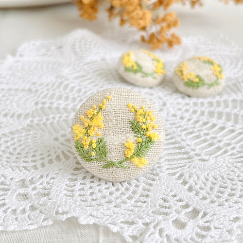 [専用　こり様]ブローチ 刺繍 フェルト ストラップ ミモザ ミモザ刺繍のブローチ Mサイズ〈ヘアゴムに変更可〉【受注制作