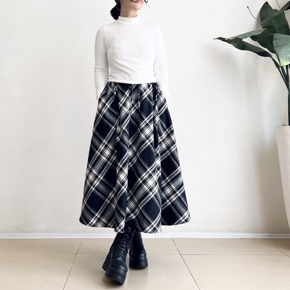 暖かな起毛素材のフレアースカート（ブラックXオフホワイト　タータンチェック） 4枚目の画像