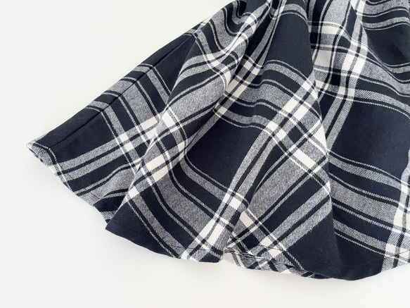 暖かな起毛素材のフレアースカート（ブラックXオフホワイト　タータンチェック） 12枚目の画像
