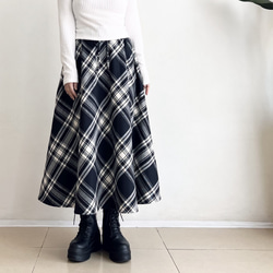 暖かな起毛素材のフレアースカート（ブラックXオフホワイト　タータンチェック） 1枚目の画像