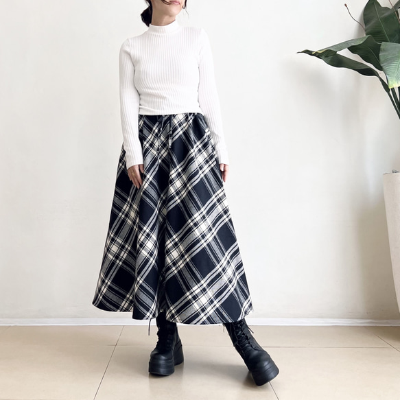 暖かな起毛素材のフレアースカート（ブラックXオフホワイト　タータンチェック） 2枚目の画像