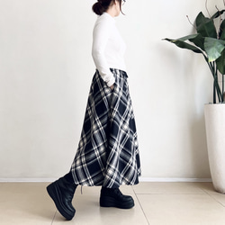 暖かな起毛素材のフレアースカート（ブラックXオフホワイト　タータンチェック） 6枚目の画像