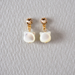 耳がかわいい揺れる白蝶貝の猫 貼るピアス イヤリング 痛くない 天然石 シンプル 可愛い 猫モチーフ ねこ 小さめ 上品 4枚目の画像