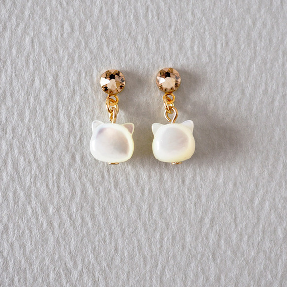 耳がかわいい揺れる白蝶貝の猫 貼るピアス イヤリング 痛くない 天然石 シンプル 可愛い 猫モチーフ ねこ 小さめ 上品 4枚目の画像
