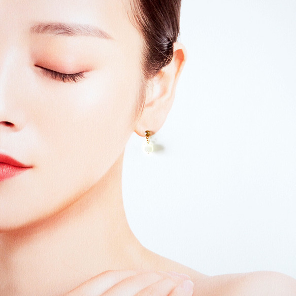 耳がかわいい揺れる白蝶貝の猫 貼るピアス イヤリング 痛くない 天然石 シンプル 可愛い 猫モチーフ ねこ 小さめ 上品 5枚目の画像