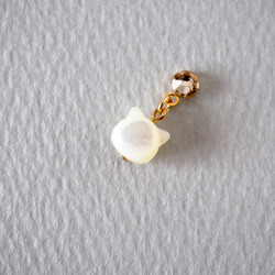 耳がかわいい揺れる白蝶貝の猫 貼るピアス イヤリング 痛くない 天然石 シンプル 可愛い 猫モチーフ ねこ 小さめ 上品 3枚目の画像