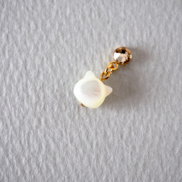 耳がかわいい揺れる白蝶貝の猫 貼るピアス イヤリング 痛くない 天然石 シンプル 可愛い 猫モチーフ ねこ 小さめ 上品 3枚目の画像