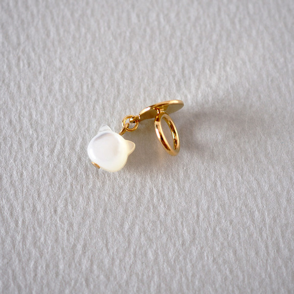 耳がかわいい揺れる白蝶貝の猫 貼るピアス イヤリング 痛くない 天然石 シンプル 可愛い 猫モチーフ ねこ 小さめ 上品 8枚目の画像