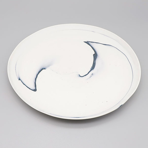 砥部焼 おしゃれ 陶器 「8寸（24cm）プレート 藍」 練り込み 取皿 丸皿 手作り 窯元 器工房 巳 mi-001 3枚目の画像