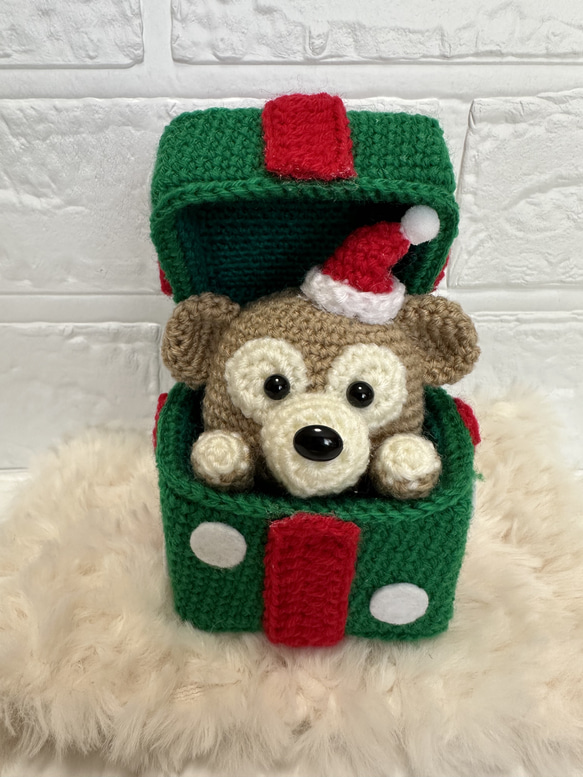 クリスマス『クリスマスプレゼントボックスからちょこんと顔を出すクマさん』  編みぐるみ 1枚目の画像