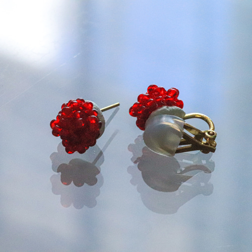 木苺 / raspberry ⌇ ビーズ刺繍 ガラスビーズ クリア ピアス