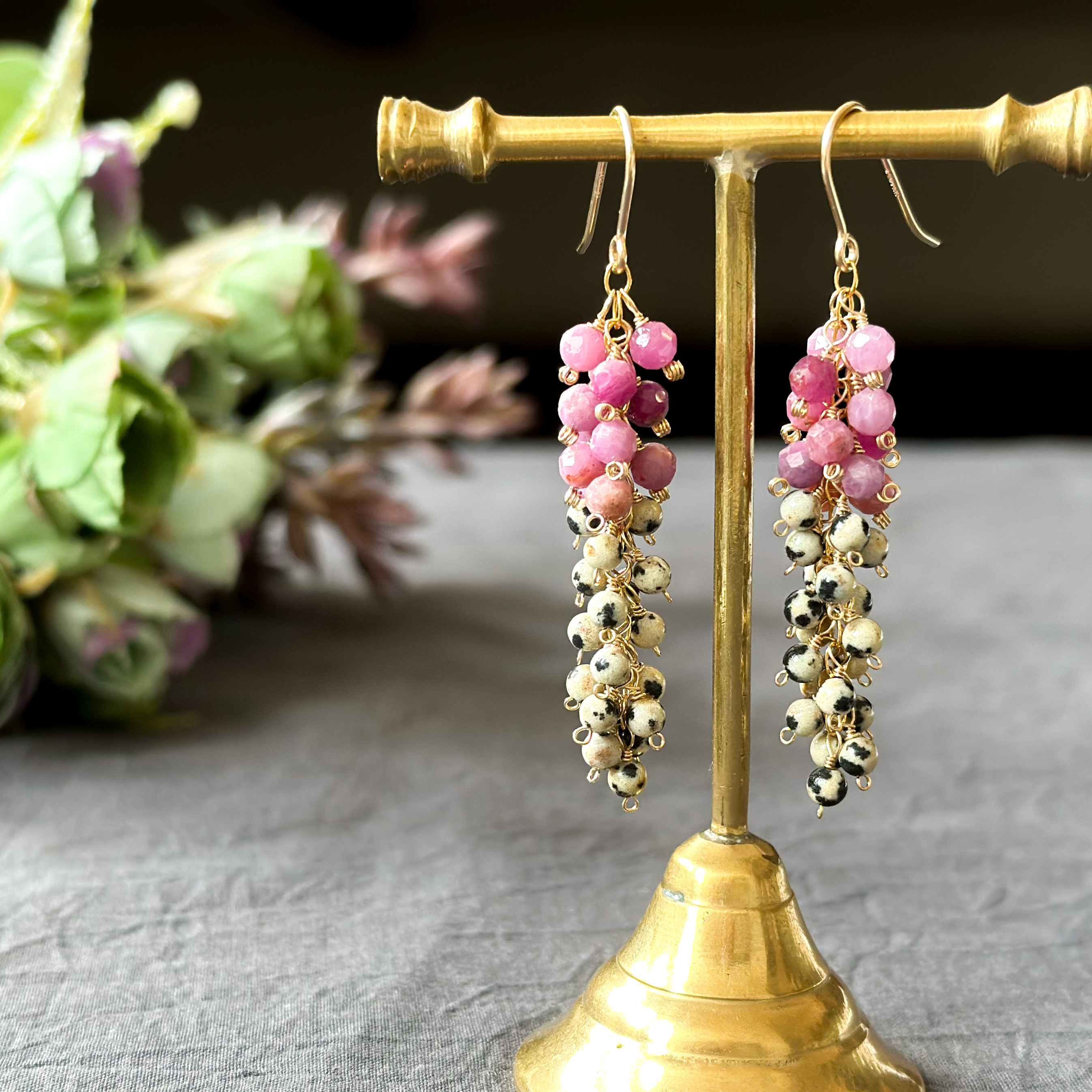 14kgfピンクサファイアとダルメシアンジャスパーのしゃらしゃらピアス／イヤリング