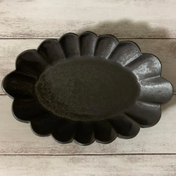 お花のオーバル皿（黒） 1枚目の画像