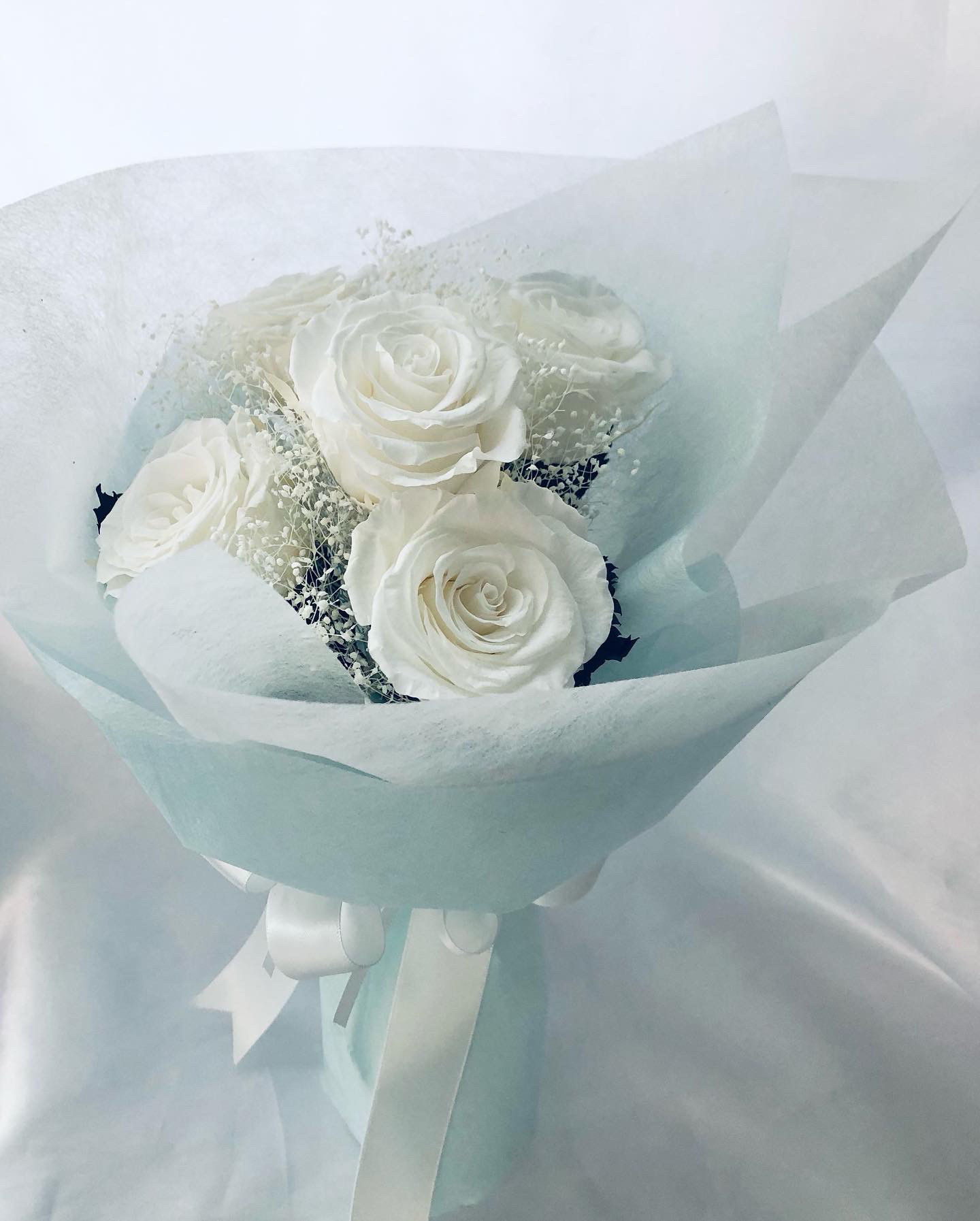 【プリザーブドフラワー大輪の白薔薇とかすみ草の花束】