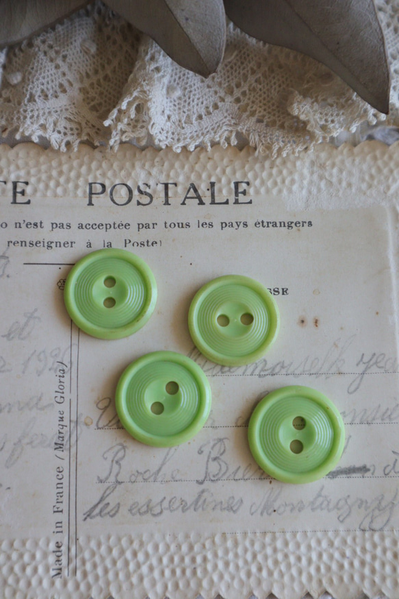 フランス 4個 アンティークボタン A1489 アップルグリーン 4枚目の画像