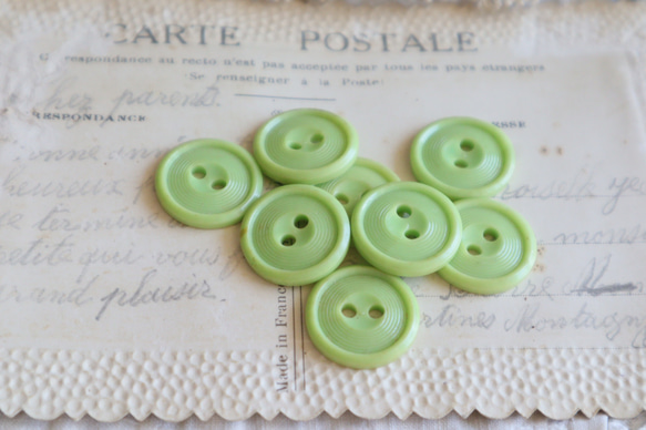 フランス 4個 アンティークボタン A1489 アップルグリーン 2枚目の画像