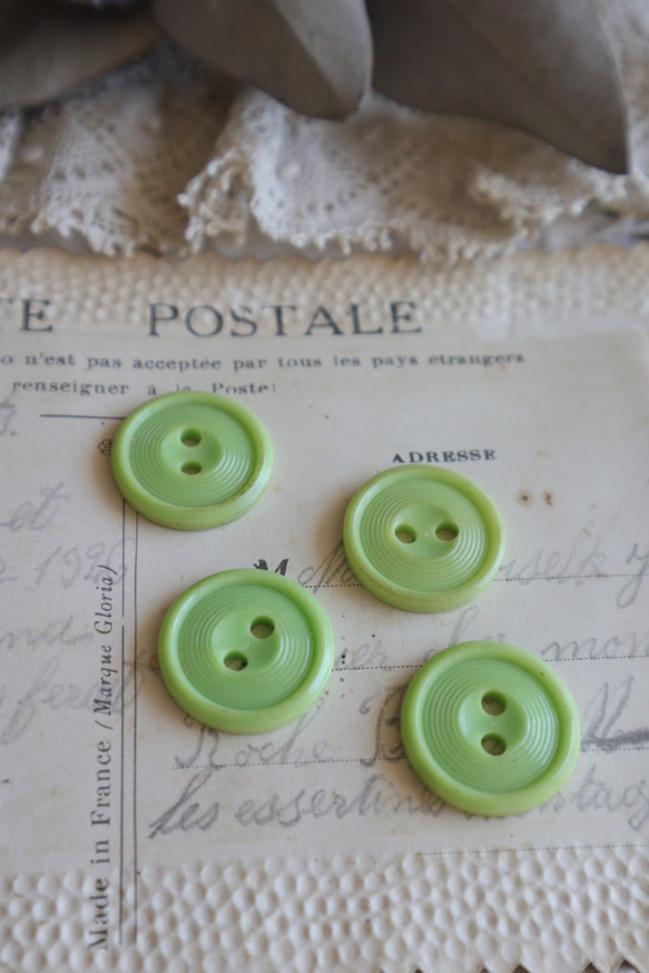 フランス 4個 アンティークボタン A1489 アップルグリーン 3枚目の画像