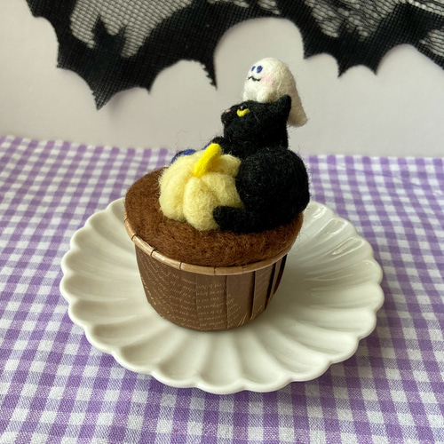 おかしな黒猫のハロウィンカップケーキ 羊毛フェルト Atelier
