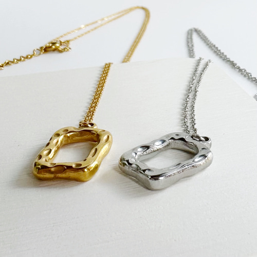 スクエアチャームネックレス／サージカルステンレスゴールド