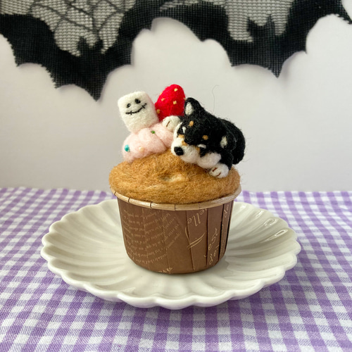 おかしな黒柴犬のハロウィンカップケーキ 羊毛フェルト Atelier Nuppu