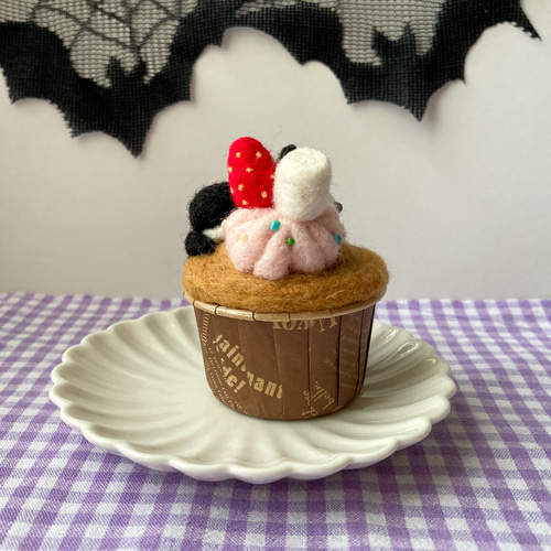 おかしな黒柴犬のハロウィンカップケーキ 羊毛フェルト Atelier