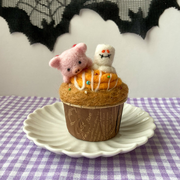 おかしな子豚のハロウィンカップケーキ 羊毛フェルト Atelier Nuppu 