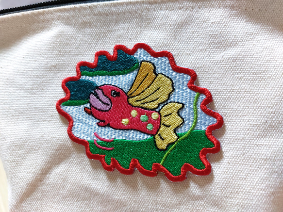 魚に女と描きまして ワッペン アップリケ 刺繍 可愛い ポップ 個性的 オリジナル 日本製 ピンク レッド ファンシー 9枚目の画像