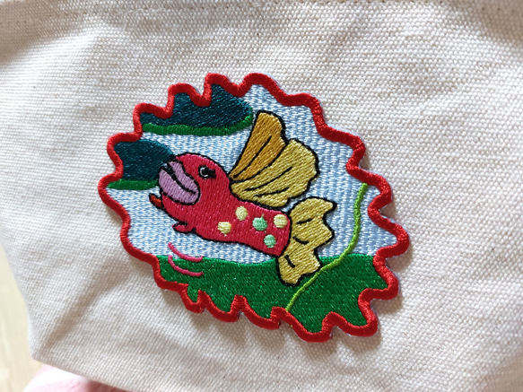 魚に女と描きまして ワッペン アップリケ 刺繍 可愛い ポップ 個性的 オリジナル 日本製 ピンク レッド ファンシー 10枚目の画像