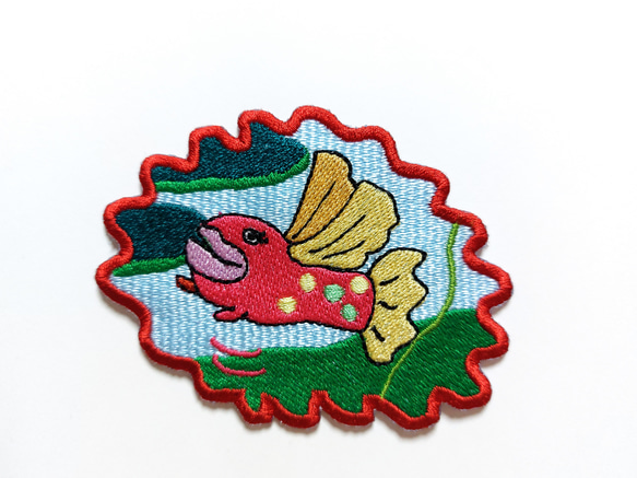 魚に女と描きまして ワッペン アップリケ 刺繍 可愛い ポップ 個性的 オリジナル 日本製 ピンク レッド ファンシー 3枚目の画像