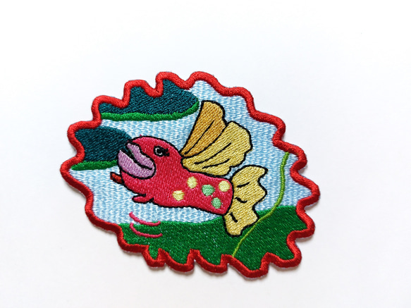 魚に女と描きまして ワッペン アップリケ 刺繍 可愛い ポップ 個性的 オリジナル 日本製 ピンク レッド ファンシー 2枚目の画像